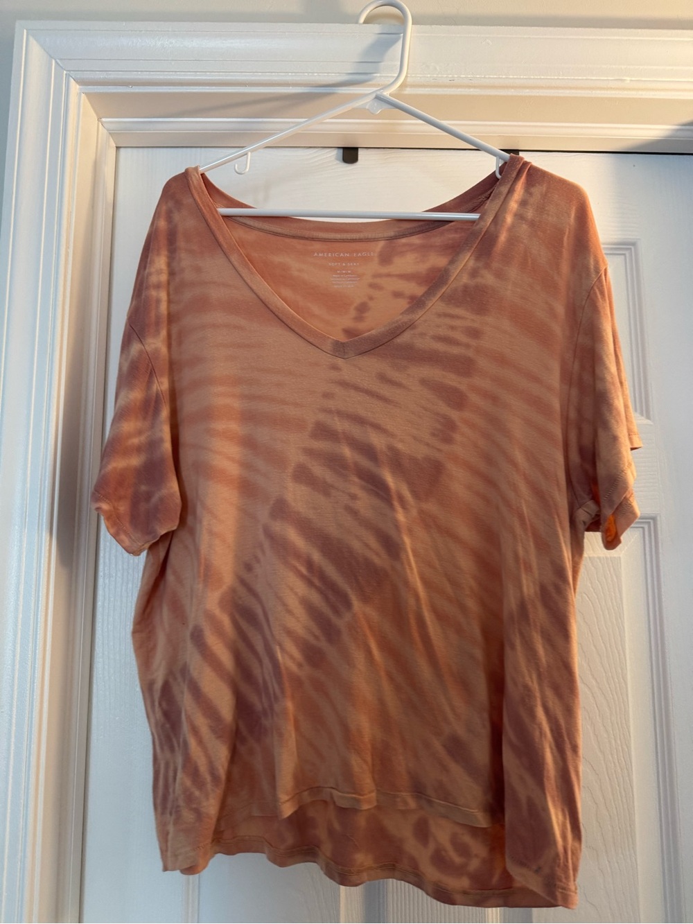 American Eagle Outfitters Women's V-Neck Tie-Dye Tee in Rust/Peach